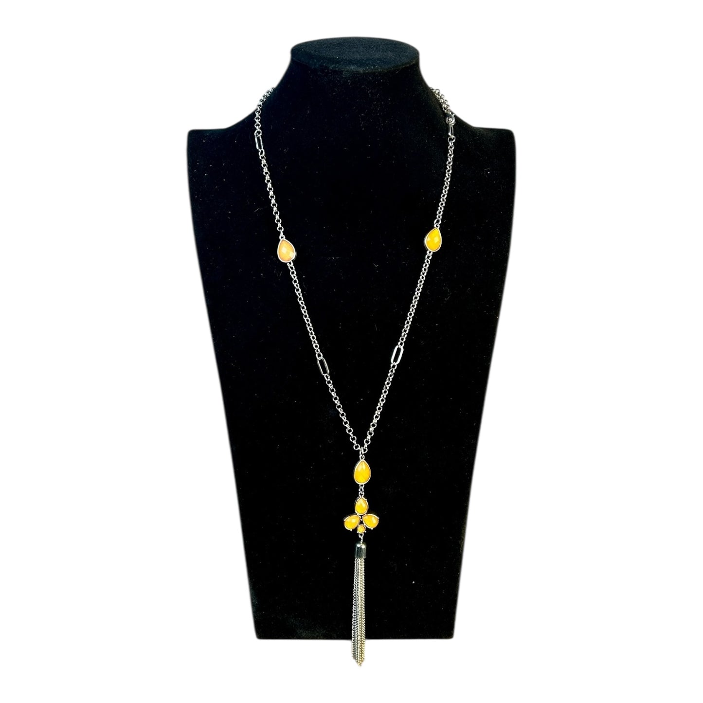 Collar largo con piedras doradas y fleco metálico