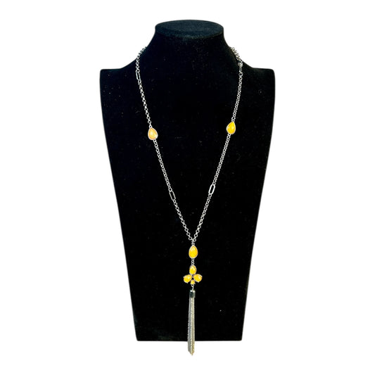 Collar largo con piedras doradas y fleco metálico