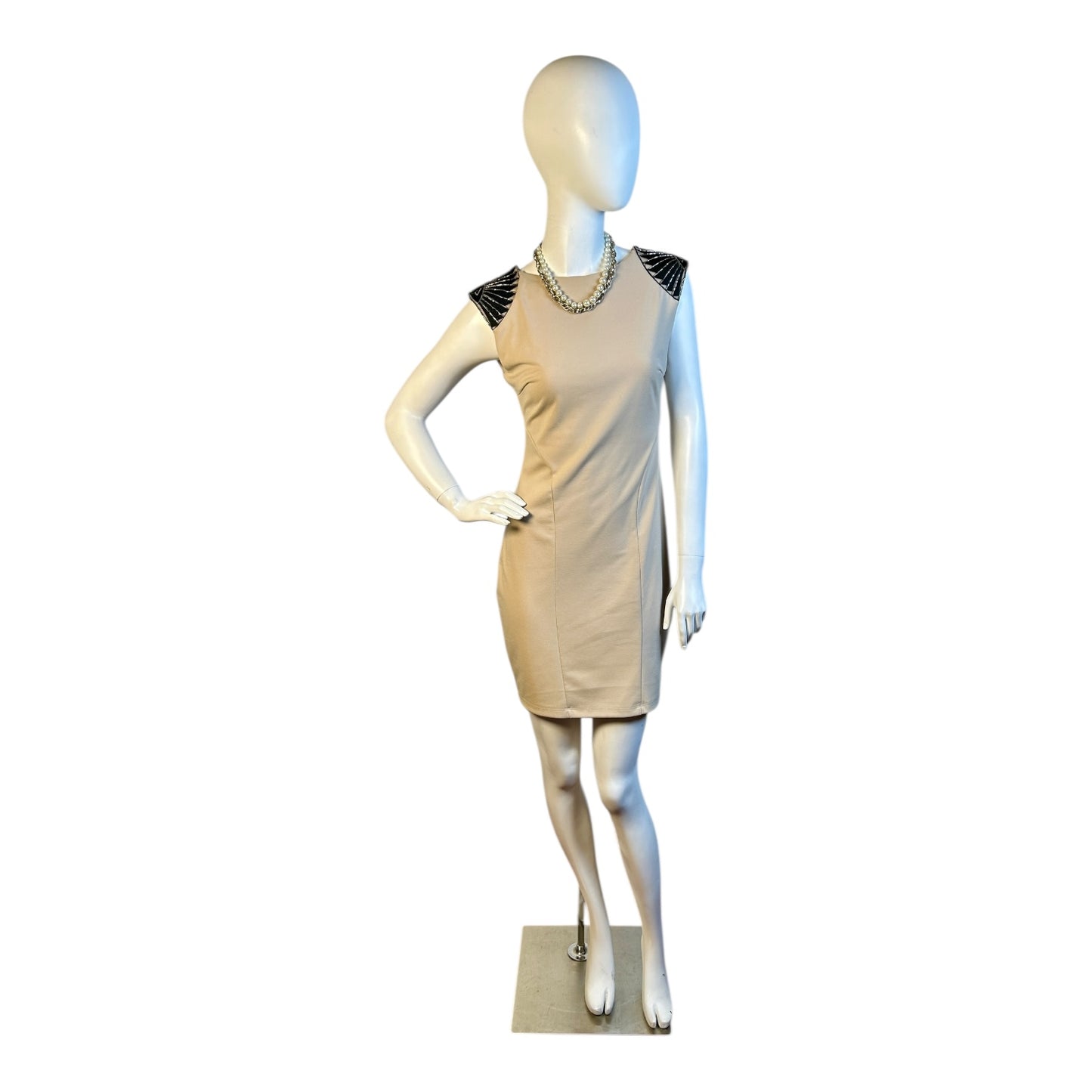Vestido Recto Beige con Detalle en Hombros
