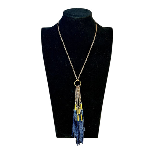 Collar largo con flecos de chaquira y dorado