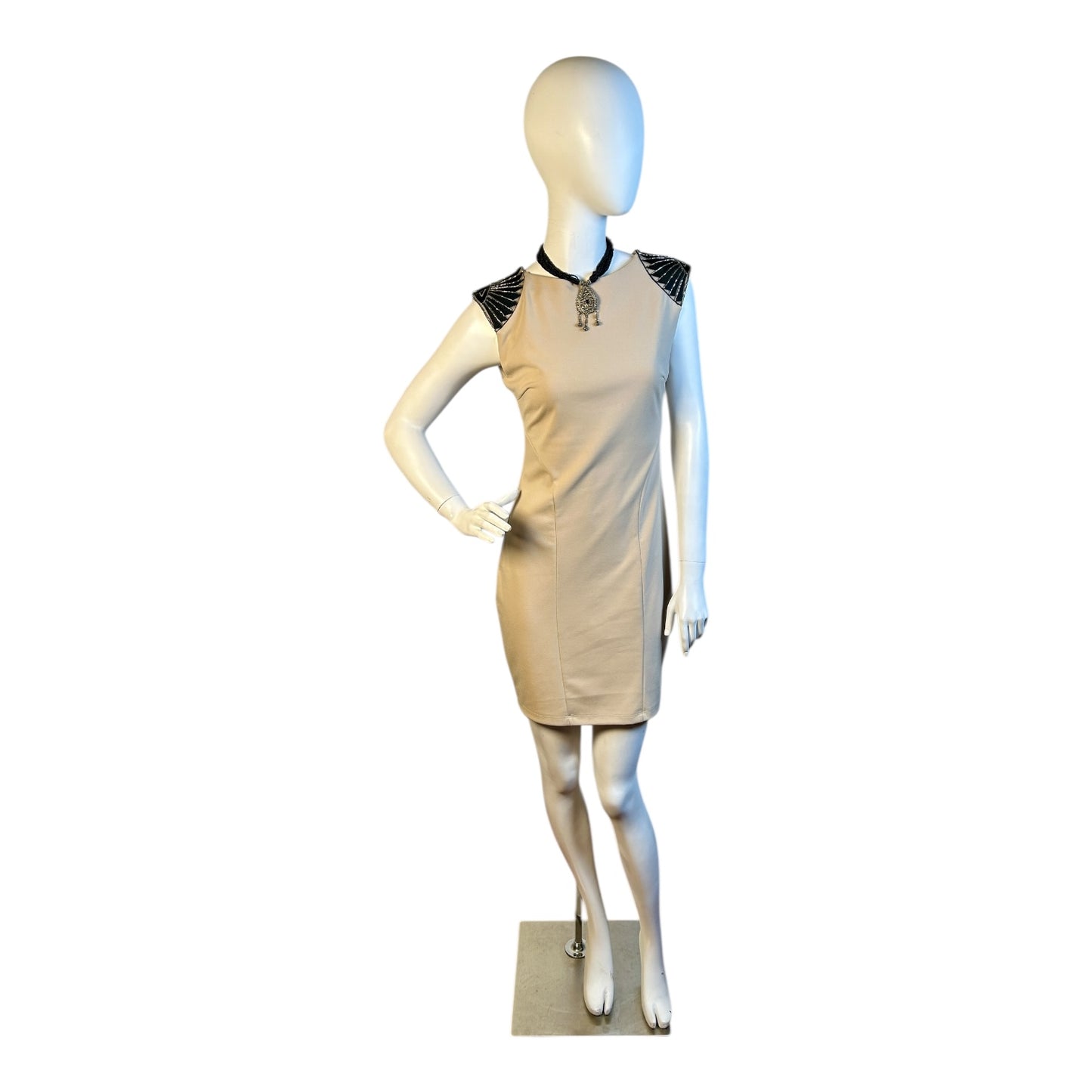 Vestido Recto Beige con Detalle en Hombros