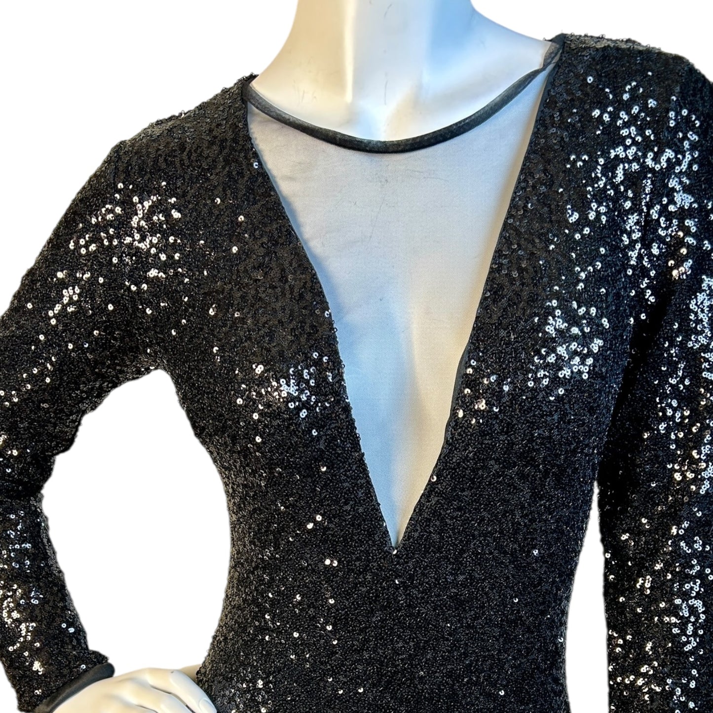 Vestido Negro de Lentejuelas con Escote Profundo - Luna Indomita