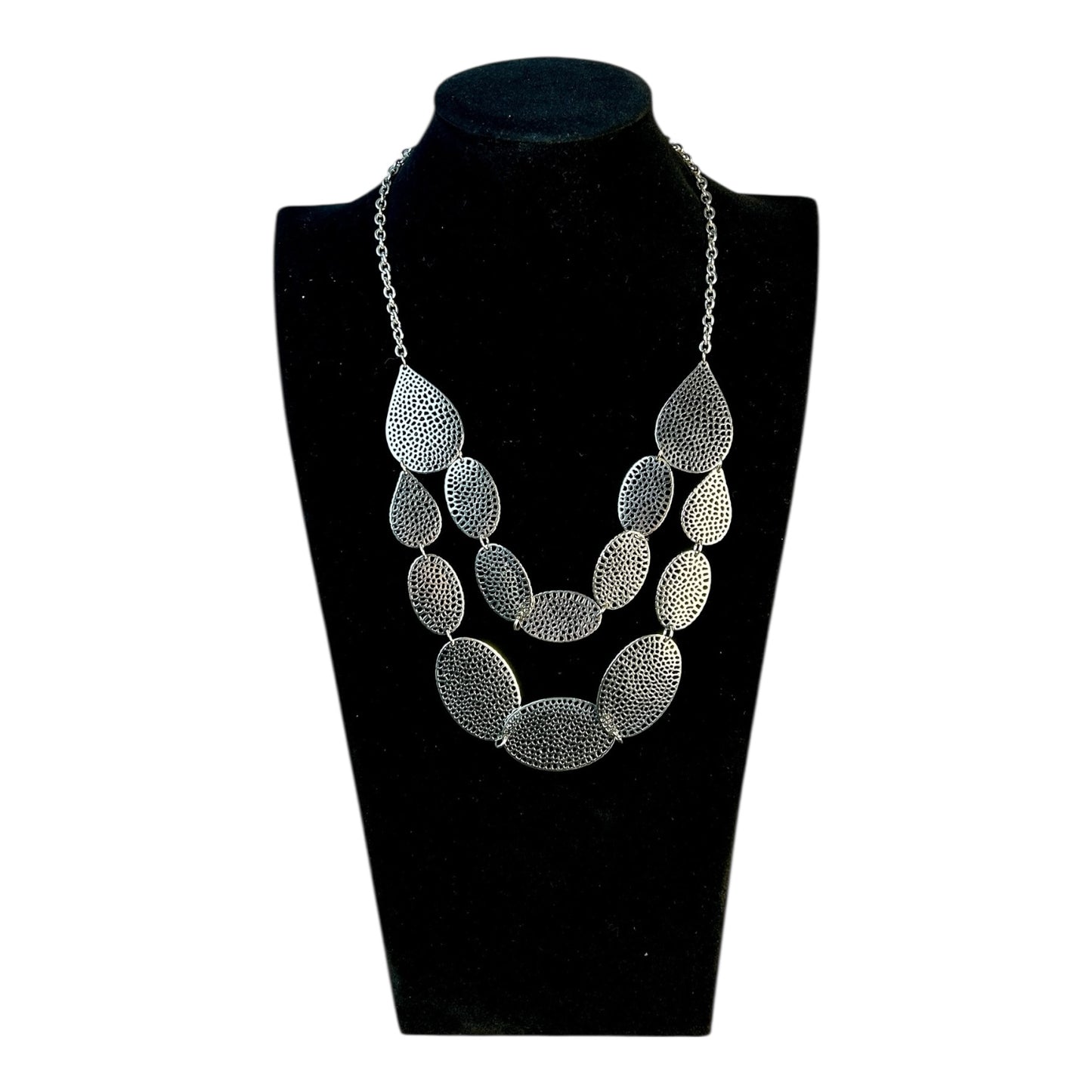 Collar plateado de doble caída