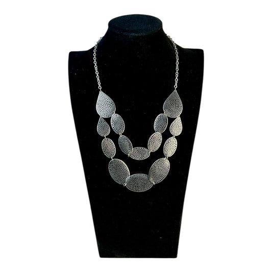 Collar plateado de doble caída