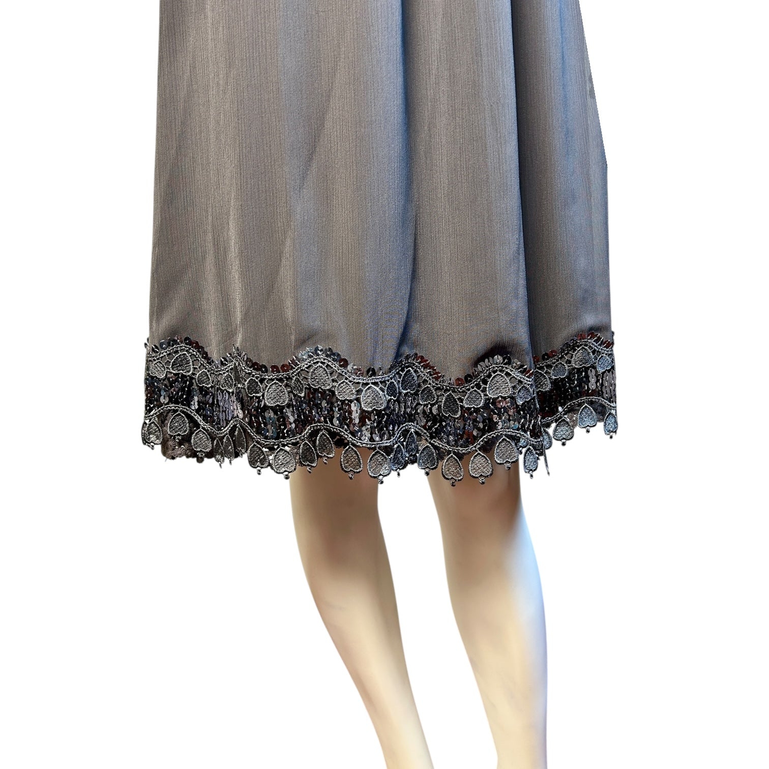 Vestido Midi Gris con Tiras Finas y Encaje en el Bajo - Luna Indomita