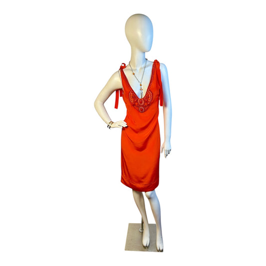 Vestido Naranjo con Escote Profundo y Detalle de Encaje