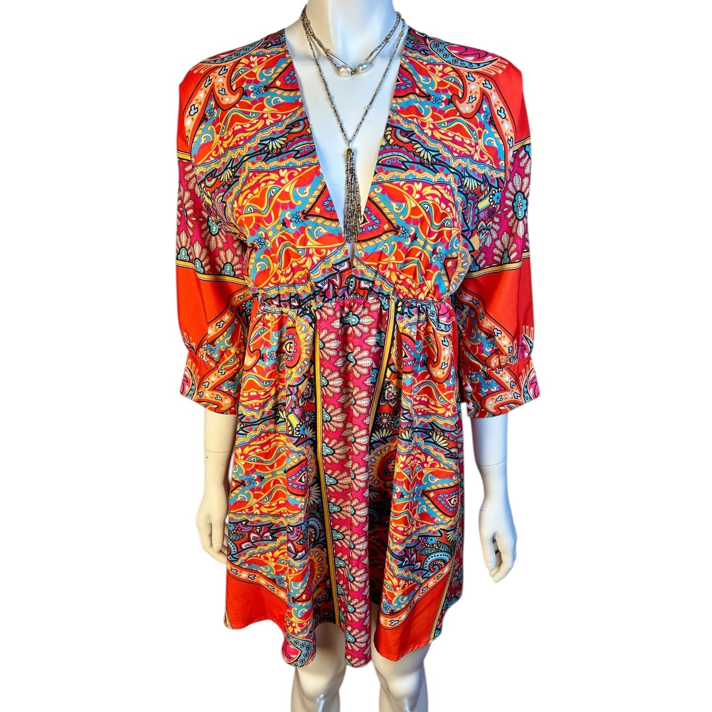 Vestido Corto Estampado Étnico en Tonos Rojos