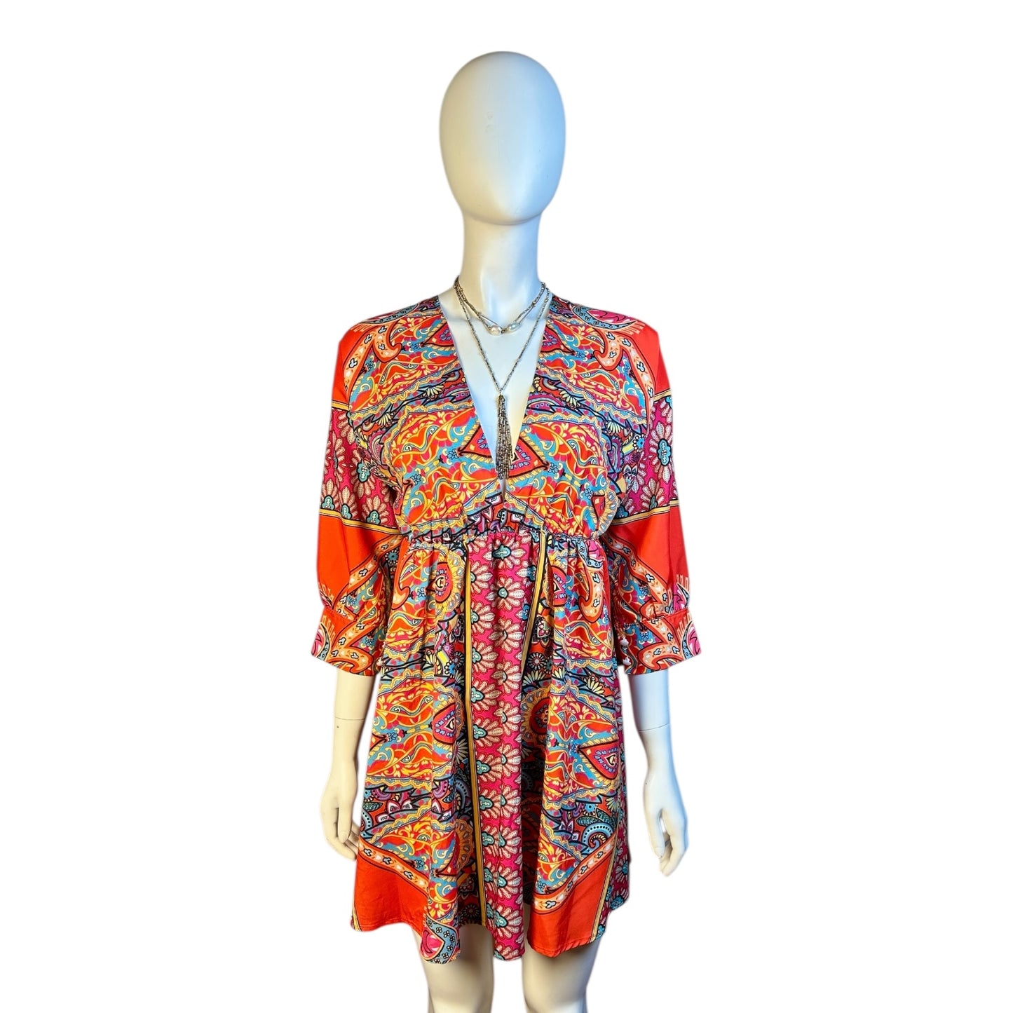 Vestido Corto Estampado Étnico en Tonos Rojos