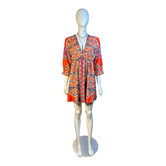 Vestido Corto Estampado Étnico en Tonos Rojos