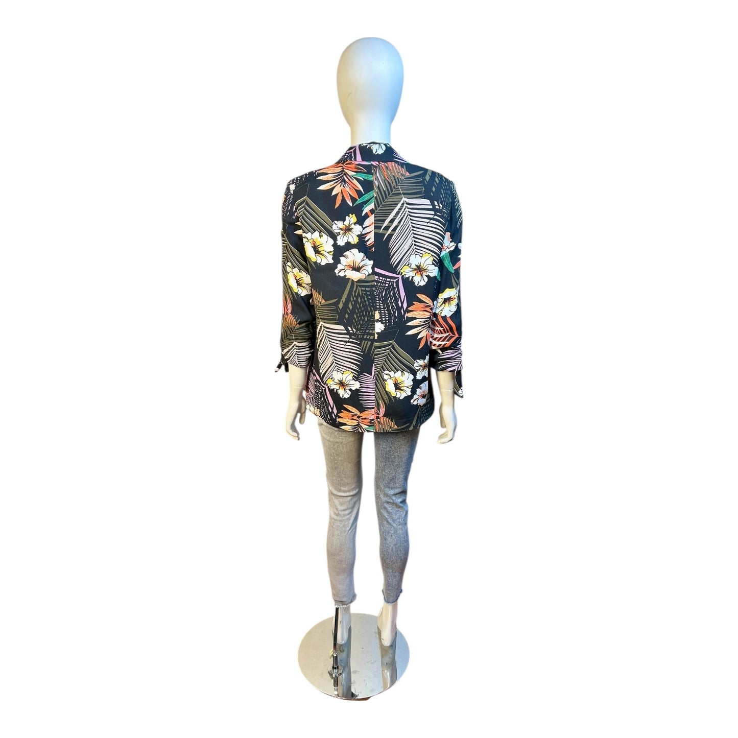 Blazer Tropical Negro con Estampado de Hojas y Flores